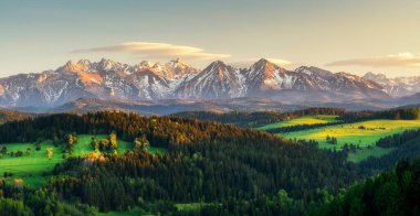 Polonya 'daki Tatra dağlarının üzerinde güzel bir bahar gün batımı