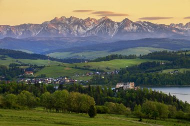 Polonya 'daki Tatra dağlarının üzerinde güzel bir bahar gün batımı