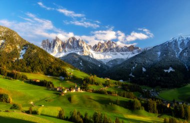 İtalyan dolomitlerinin güzel manzarası - Santa Magdalena