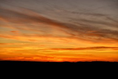 Güzel yaz günbatımı dramatik gökyüzü