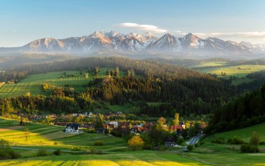 Polonya 'daki Tatra dağlarında güzel bahar günbatımı