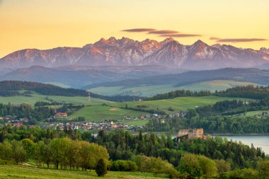 Polonya 'daki Tatra dağlarında güzel bahar günbatımı