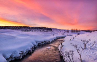 Güzel kış günbatımı nehrin üzerinde