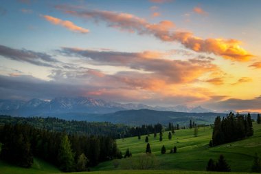 Polonya 'daki Tatra dağlarında güzel bahar günbatımı