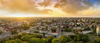 Gün batımında Polonya 'nın Lodz kenti - panoramik hava manzarası