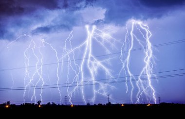 Geceleri büyük bir fırtına vuruyor.