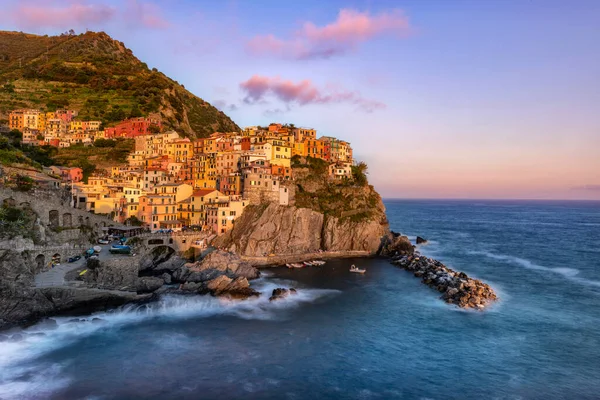Günbatımında ünlü Manarola şehri. İtalya - Cinque Terre, Liguria