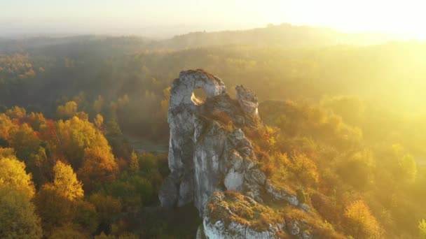 Okiennik Wielki Skała Podczas Jesiennego Mglistego Wschodu Słońca Jura Krakowsko — Wideo stockowe