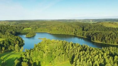 Doğal nehrin insansız hava görüntüsü.