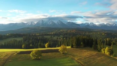 Tatry dağlarının güzel sonbahar manzarası - hava manzarası