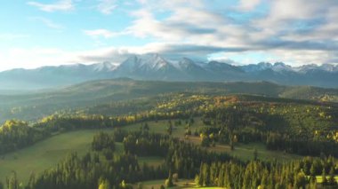 Tatry dağlarının güzel sonbahar manzarası - hava manzarası