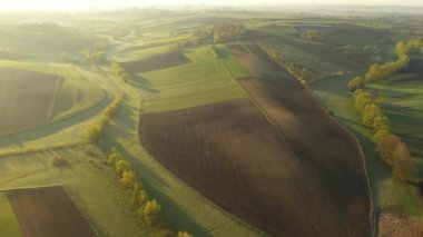 Sabahları yeşil tepelerin insansız hava aracı görüntüleri.