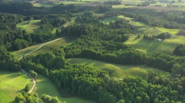 Sabahları yeşil tepelerin insansız hava aracı görüntüleri.