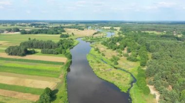 Yaz boyunca doğal nehrin insansız hava aracı çekimi