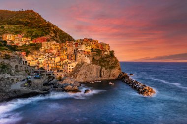 Günbatımında ünlü Manarola şehri. İtalya - Cinque Terre, Liguria