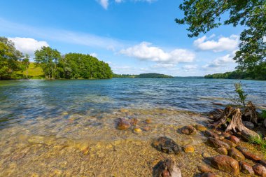 Gölün üzerinde güzel bir yaz günü 