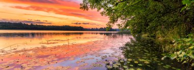 Gölün üzerinde güzel bir yaz gündoğumu