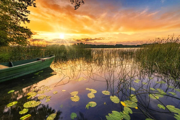 Прекрасный Летний Закат Над Озером — стоковое фото