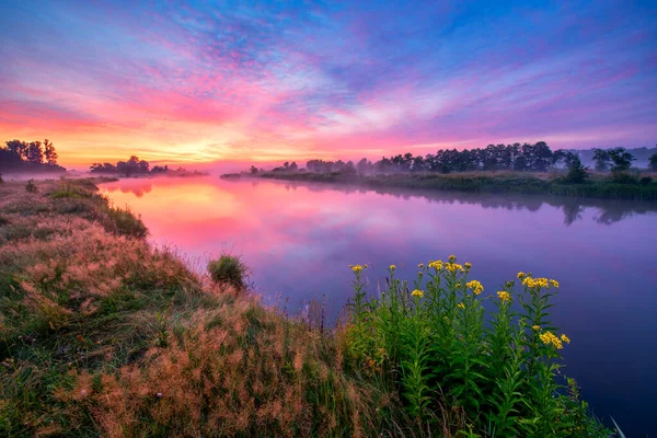 Nascer Sol Colorido Sobre Margens Rio — Fotografia de Stock