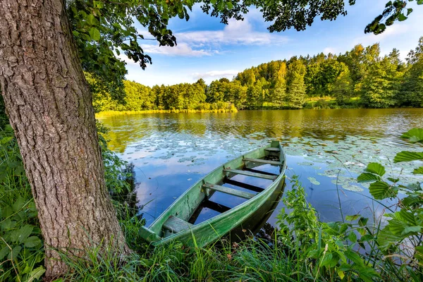Schöne Sommerlandschaft Mit Grünem Boot Und See — Stockfoto