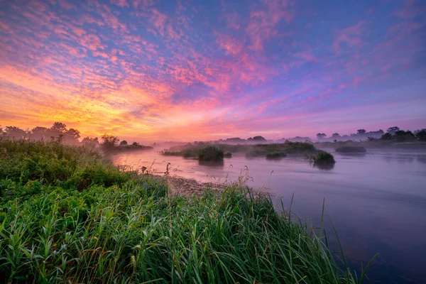 Nascer Sol Colorido Sobre Margens Rio — Fotografia de Stock