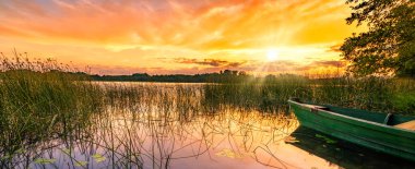 Güzel yaz gün batımı göl üzerinde
