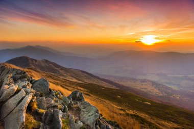 Güzel sonbahar günbatımı dağlarda