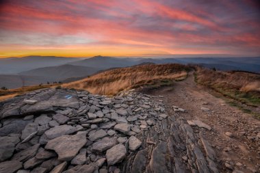Gün batımında dağların güzel manzarası - Polonya 'da Bieszczady