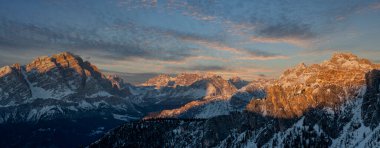 Gün batımında dağların güzel manzarası