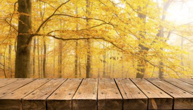 Boş eski ahşap masa arkaplanı - sonbahar arkaplanı