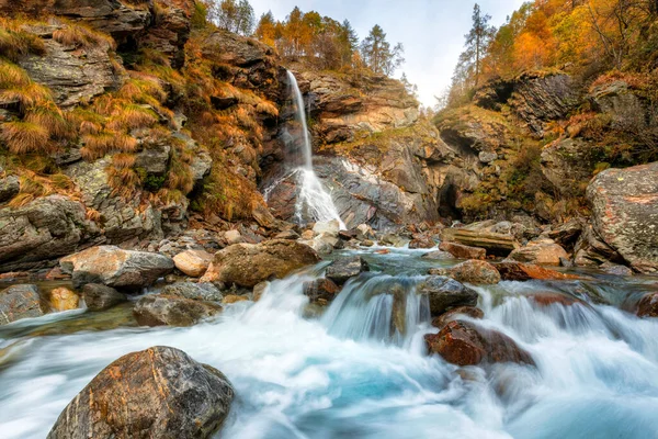 Piękny Jesienny Krajobraz Żółtymi Drzewami Wodospadem — Zdjęcie stockowe