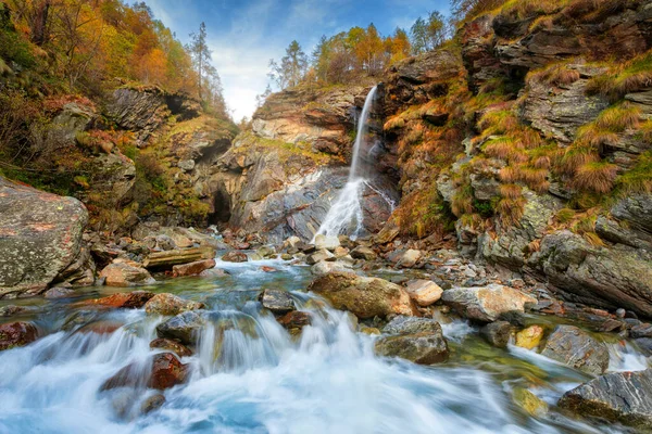 Schöne Herbstlandschaft Mit Gelben Bäumen Und Wasserfall — Stockfoto