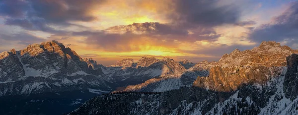 Όμορφο Τοπίο Των Βουνών Κατά Διάρκεια Της Δύσης — Φωτογραφία Αρχείου