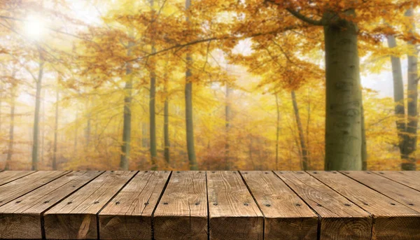 Boş eski ahşap masa arkaplanı - sonbahar arkaplanı
