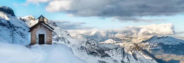 Winter Day Snow Covered Mountains Small Chapel — Stock Photo, Image