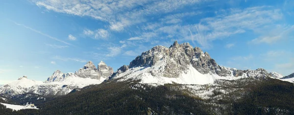 Montanhas Inverno Contra Paisagem Céu Azul — Fotografia de Stock
