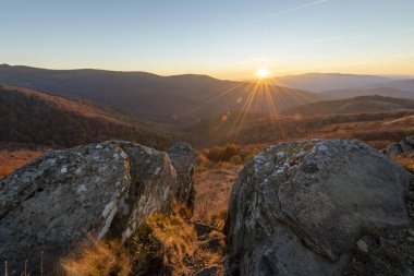 Gün batımında dağların güzel manzarası - Polonya 'da Bieszczady