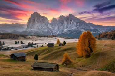 İtalyan dolomitlerindeki Alpe di Siusi Vadisi