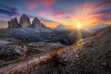 Gün batımında dağların güzel manzarası - Tre Cime di Lavaredo