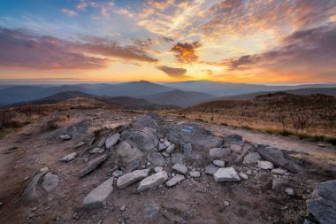 Gün batımında dağların güzel manzarası - Polonya 'da Bieszczady