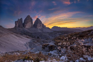 Gün batımında dağların güzel manzarası - Tre Cime di Lavaredo