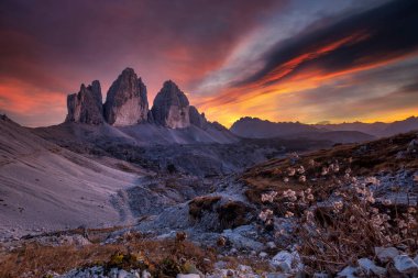 Gün batımında dağların güzel manzarası - Tre Cime di Lavaredo