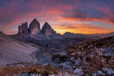 Gün batımında dağların güzel manzarası - Tre Cime di Lavaredo