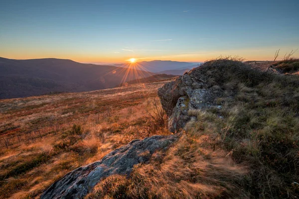Gün batımında dağların güzel manzarası - Polonya 'da Bieszczady