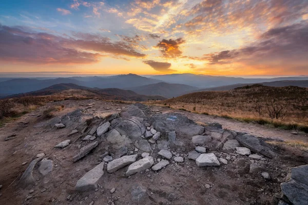 Gün batımında dağların güzel manzarası - Polonya 'da Bieszczady