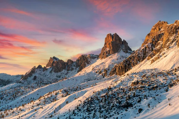 Schöne Landschaft Des Sonnenuntergangs Schneebedeckten Bergen — Stockfoto