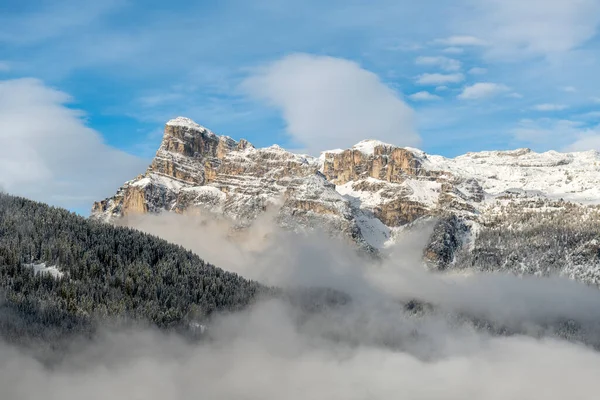 Lindas Montanhas Inverno Com Nevoeiro Céu Azul — Fotografia de Stock