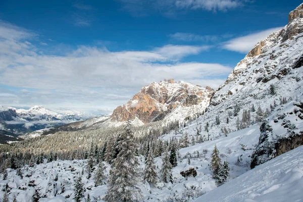 Güzel kış dağları ve mavi gökyüzü