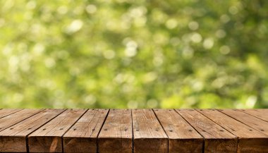 Eski boş ahşap masa - yeşil bahar arkaplanı