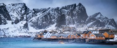 Güzel kış Norveç manzarası - Lofoten adaları - Sakrisoy köyü